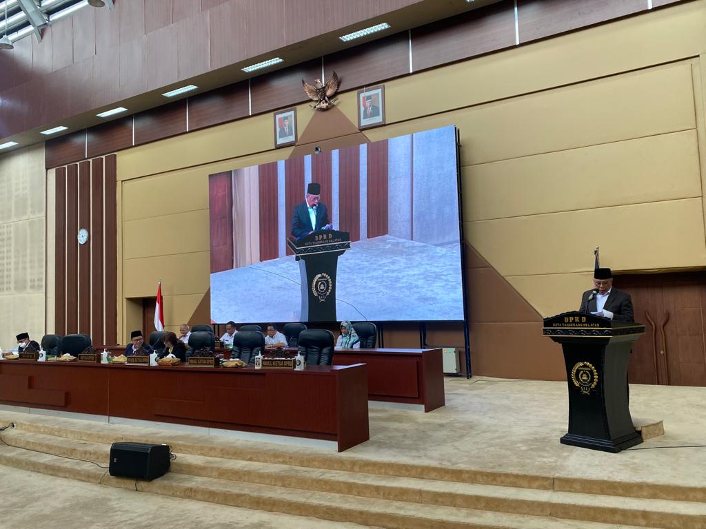 Jawaban Wali Kota Soal Pandangan Fraksi Walikota Tangsel Benyamin Davnie saat menjawab pandangan umum fraksi terhadap Raperda tentang Perubahan bentuk Badan Hukum Perseroan Terbatas Pembangunan Investasi Tangerang Selatan menjadi Perseroan Daerah, di paripurna, Rabu (8/3).
