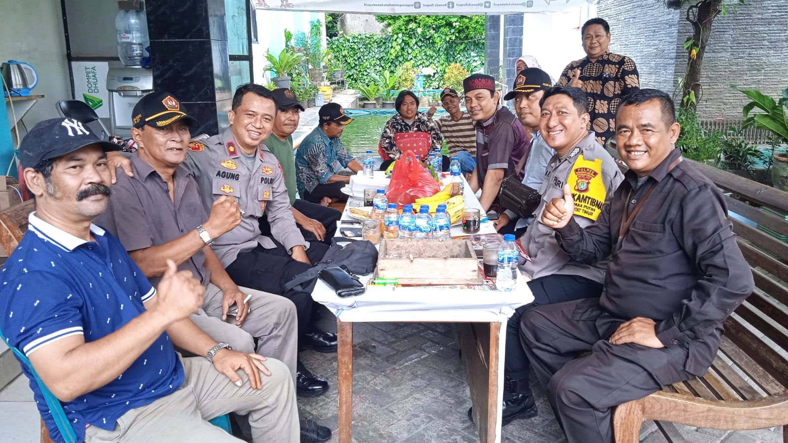 Kapolsek Ciputat Timur Kompol Agung Nugroho, melakukan silaturahmi dengan Kelompok Sadar Keamanan, Ketertiban, Masyarakat (Pokdar Kamtibmas)  210 Cempaka Putih.