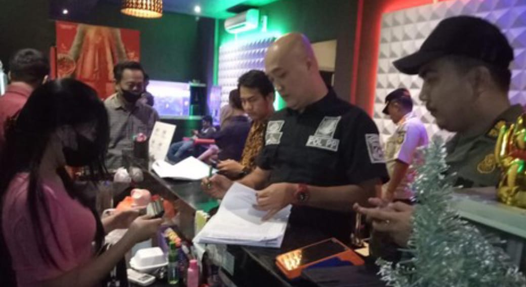 Jelang Ramadhan, Satpol PP Tangsel Amankan 399 Botol Miras Di Tempat Hiburan Malam (Foto : Istimewa)
