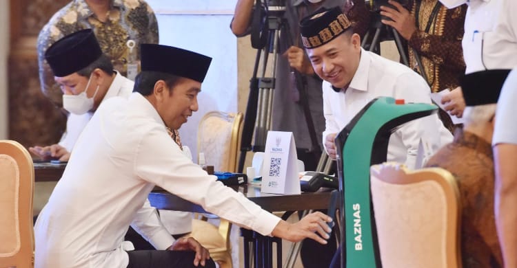 Jokowi dan Maruf Serahkan Zakat Lewat Baznas Presiden Jokowi dan Wapres Maruf Amin saat menyerahkan zakat melalui Baznas di Istana Merdeka foto : Ist