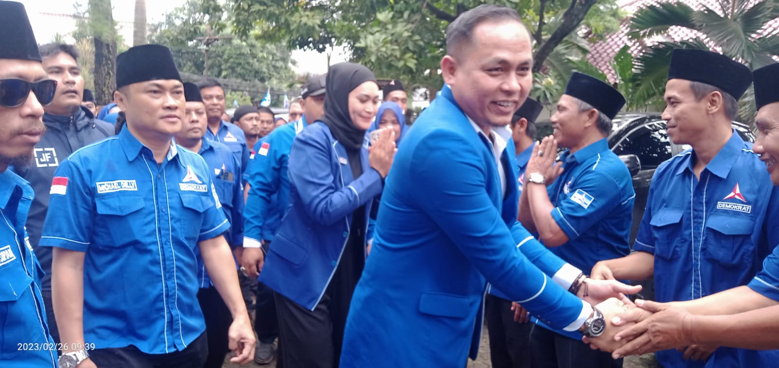 Ketua DPC Julham Firdaus saat melantik pengurus partai tingkat kelurahan. Julham juga menyebut dirinya siap maku di Pilkada Tangsel 2024 nanti.