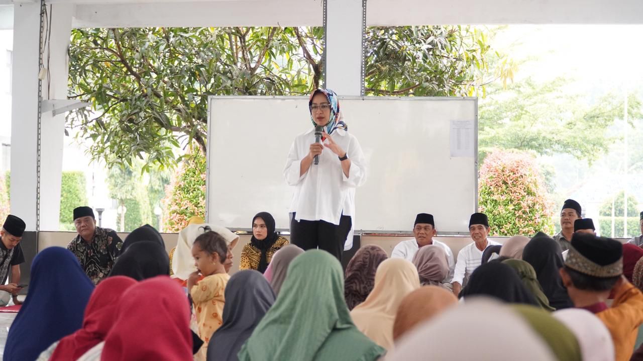 Kasepuhan Warunggunung Restui Airin Jadi Gubernur Banten Airin Rachmi Diany silaturahmi di Pondok Pesantren Riadul Awamil, Warunggunung, Kabupaten Lebak, Jumat (24/3).