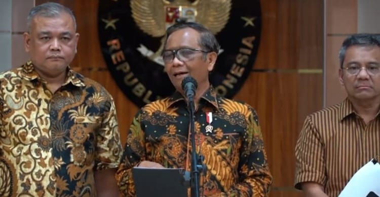 Menko Polhukam Mahfud MD dan Wakil Menteri Keuangan Suahasil Nazara saat memberikan keterangan pers. (Ist)