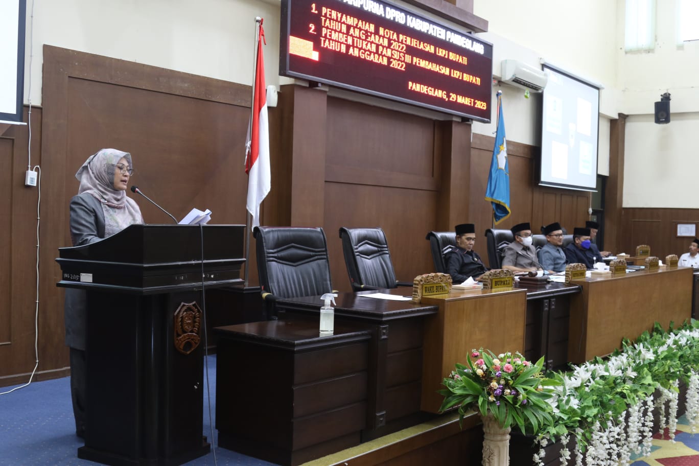 Kinerja Pendapatan Daerah Pandeglang TA 2022 Menurun Bupati Irna Narulita, saat menyampaikan nota LKPj dalam rapat paripurna di Gedung DPRD Pandeglang, Rabu (29/3/2023).(Ari Supriadi/Tangsel Pos)