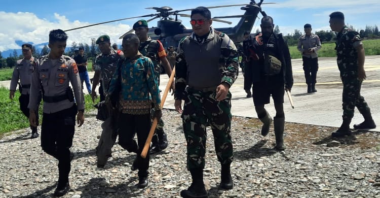 KKB & Aparat Adu Tembak Tim gabungan TNI POLRI yang bertugas membebaskan Pilot Susi Air. (Ist)