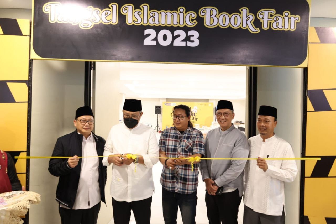 Lokasi Ngabuburit, Al Qur'an Beragam Ukuran Tangsel Islamic Book Fair dibuka sejak 25 Maret hingga 2 April berlokasi di Islamic Center Serpong Tangsel. Menyediakan berbagai ragam bacaan Islami. Arena ini juga cocok untuk dijadikan ngabuburit jelang berbuka puasa.