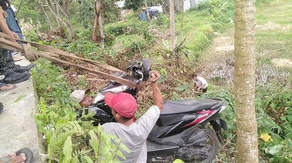 Mahasiswi Di Pandeglang Terjun Ke Sawah Saat Mengendarai Motor foto : Ist
