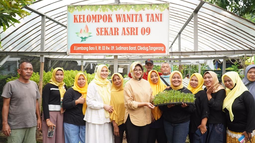 Airin Rachmi Diany bersama kelompok tani Sekar Sari