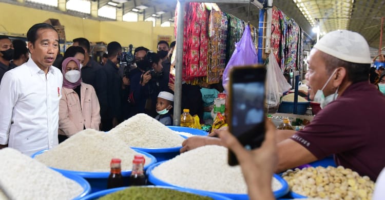 Masuk Pasar Tramo, Presiden Cek Harga Kebutuhan Pokok Saat Ramadan Presiden Jokowi saat meninjau Pasar Tramo, Maros, Sulawesi Selatan. foto : Setpres