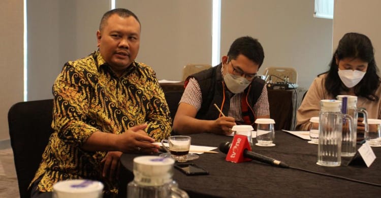 Hendri Satrio (baju batik) jubir Anies Baswedan. (Ist)