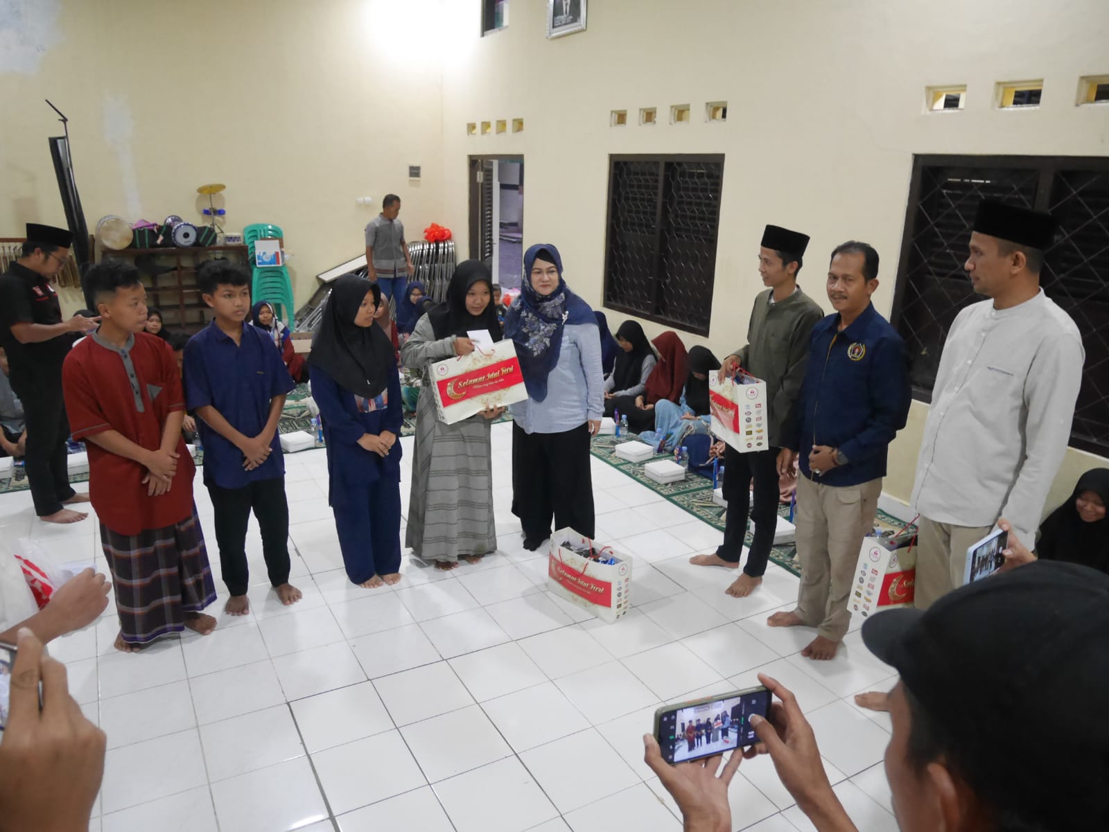 Mayora Ajak Penghuni Panti Asuhan Hasanudin Buka Puasa Bersama PT. Tirta Fresindo Jaya Pandeglang (PT. Mayora) menggelar acara buka puasa bersama penghuni Panti Asuhan Hasanudin Kabupaten Pandeglang, Kamis (30/3/2023).(Ari Supriadi/Tangsel Pos)