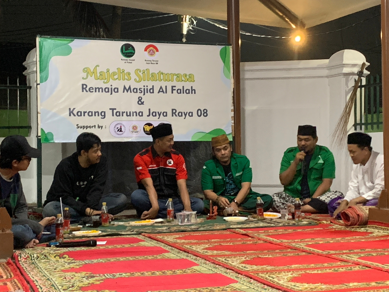 Narasumber dari Banser sedang memaparkan saat diskusi yang digelar remaja masjid dan Karang Taruna di Rempoa.