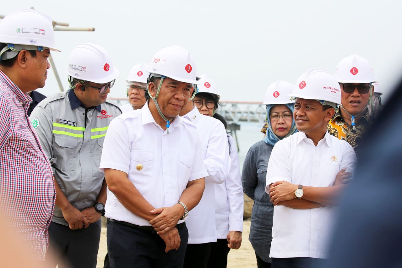Menteri Inventasi/Kepala BKPM Bahlil Lahadalia Dan Pj Gubernur Banten Al Muktabar Meninjau PT Lotte Chemical Indonesia (Foto : Humas Pemprov)
