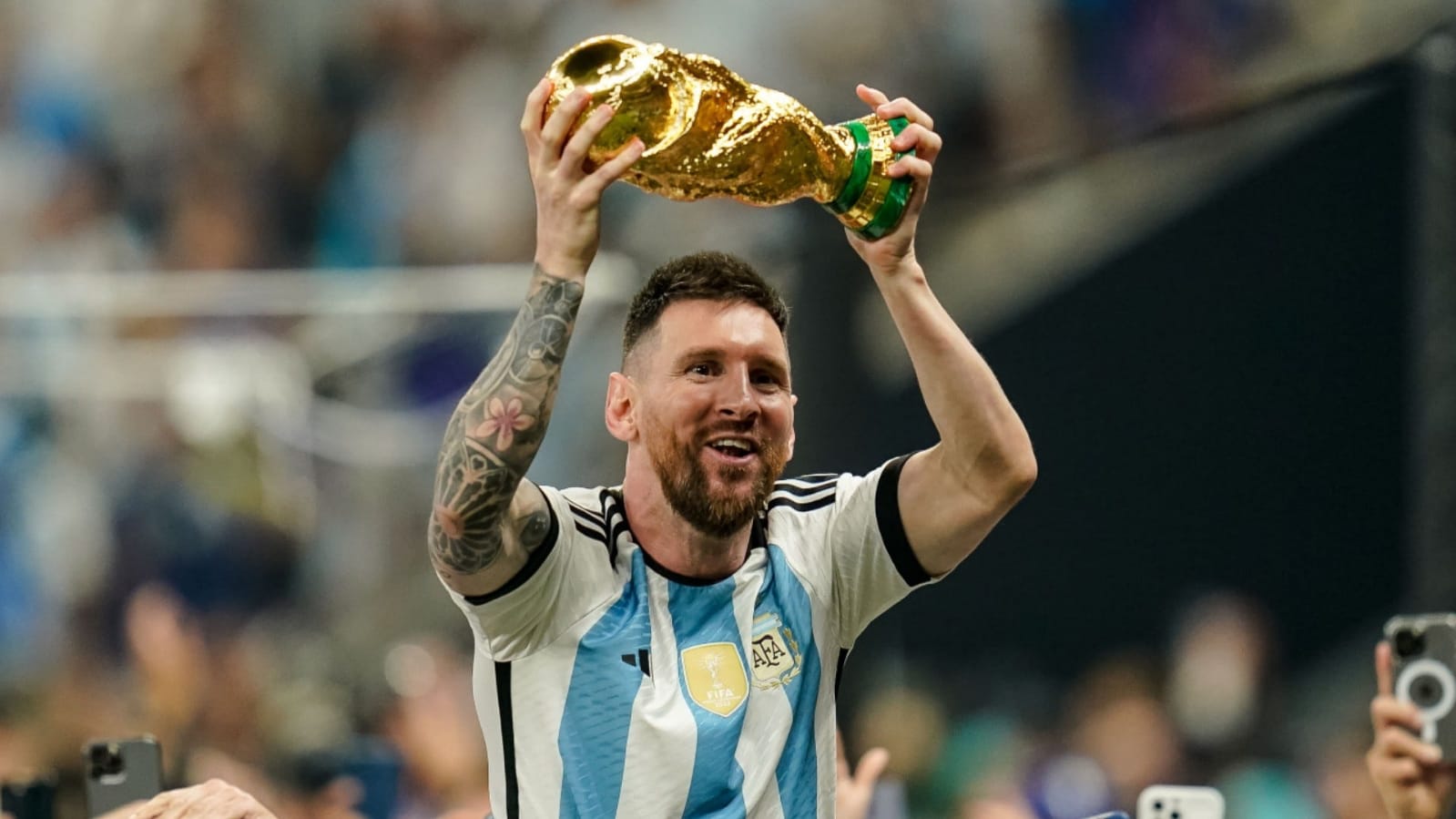 Messi Hadiahi Pemain Argentina iPhone 14 Berlapis Emas (Foto : Istimewa)