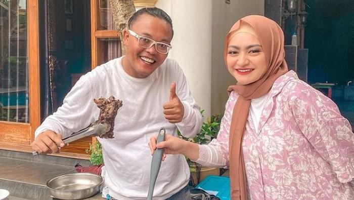 Nathalie Holscher Pulang ke Rumah Sule, Warganet Minta Rujuk (Foto : Istimewa)