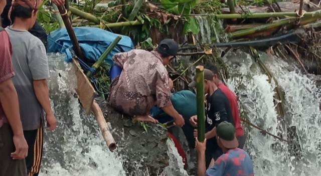 Nenek Hilang Terbawa Arus Sungai Cimandur Lebak, Ditemukan Tewas Warga sedang mengevakuasi jazad nenek Murnati
