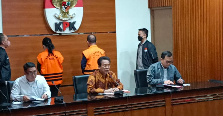 Palak Duit Dari Berbagai SKPD, Bupati Kapuas Dan Istrinya Dijebloskan KPK Ke Dalam Bui Bupati Kapuas Ben Brahim S Bahat dan istrinya Ary Egahni saat berada di kantor KPK foto : Ist
