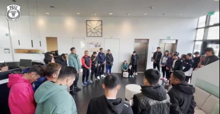 Pebulu Tangkis Indonesia Doakan Syabda Jelang Swiss Open 2023, Sang Pacar Menangis, Hingga Tak Kuat Berdiri Suasana doa bersama atlet bulutangkis Indonesia untuk Almarhum Sabda (foto : Ist)