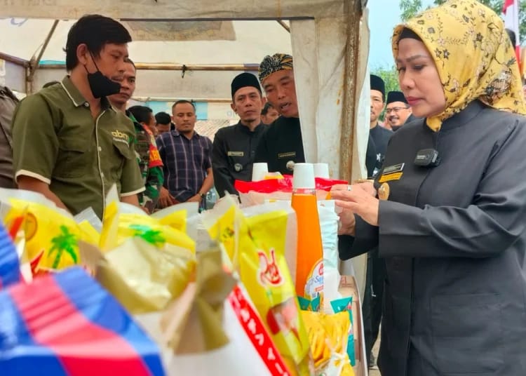 Bupati Serang saat meninjau Bazar Ramadhan di Kragilan. (Ist)