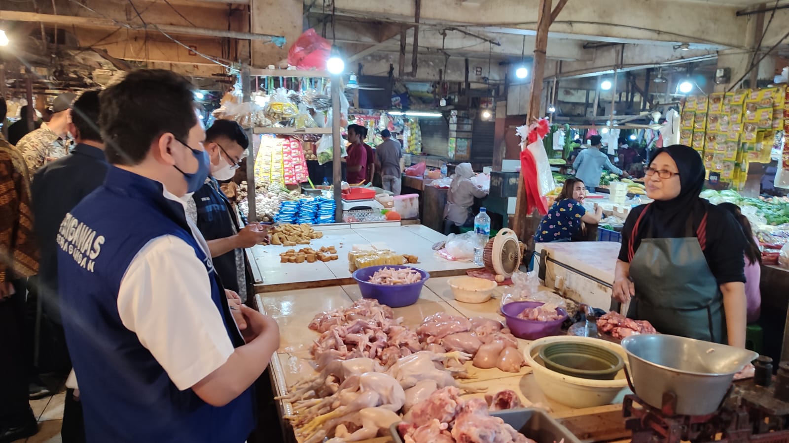 Dinas Perindustrian dan Perdagangan (Diperindag) Kota Tangsel melakukan inspeksi mendadak (sidak) ke ke Pasar Modern BSD, dan Pasar Serpong, pada Kamis (16/3). (Foto: Idral Mahdi)