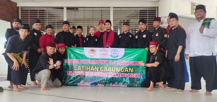 Pencak Silat Cingkrik Cempaka Latihan Gabungan Gebrak Bareng Perguruan Seni Beladiri Pencak Silat Cingkrik Cempaka menggelar latihan gabungan melalui Silahturahmi Gebrak Bareng ( SGB )