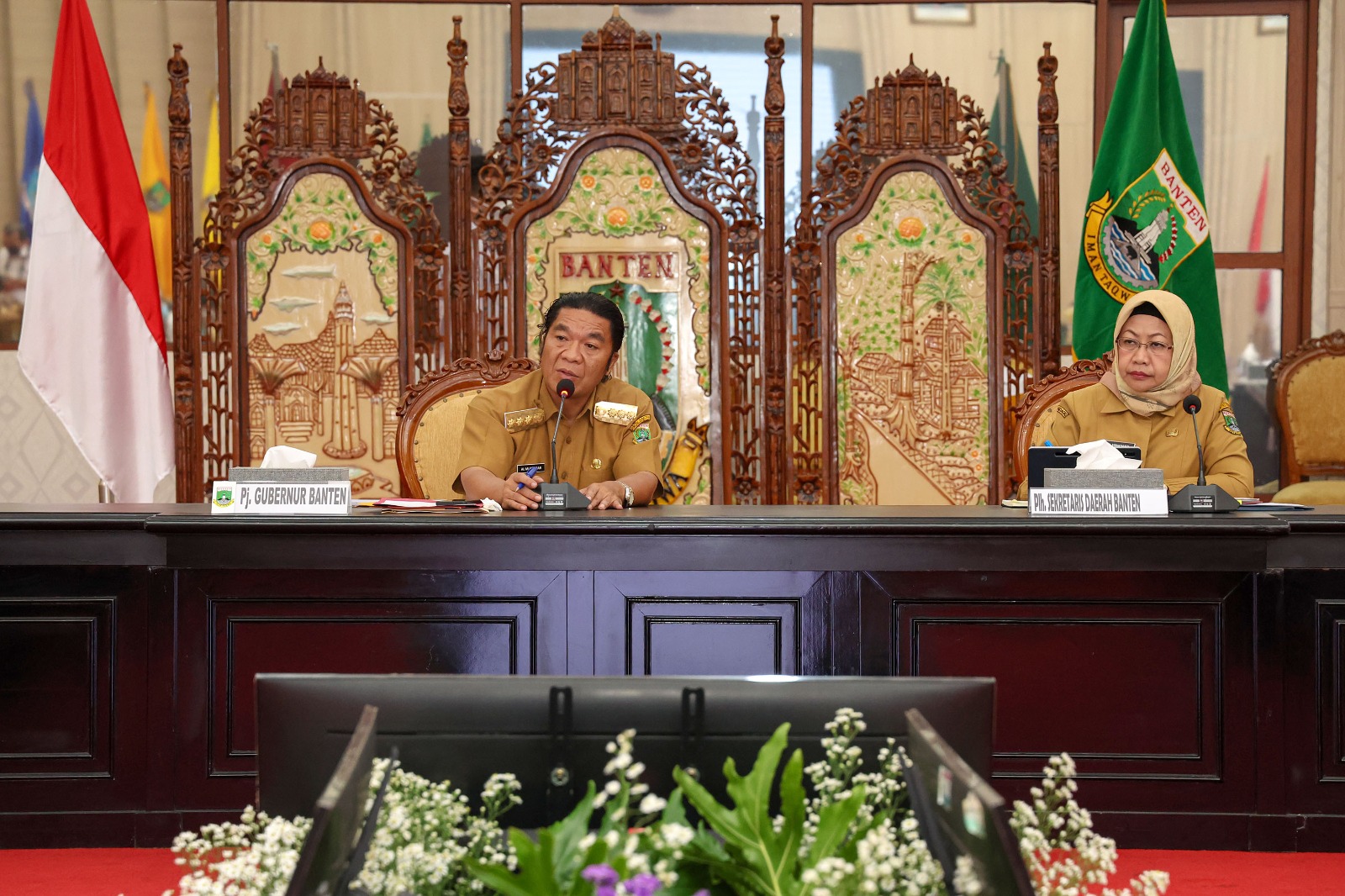 Pengendalian Inflasi, Pemprov Banten Terus Lakukan Monitoring Neraca Pangan Pj Gubernur Banten Al Muktabar saat mengikuti acara virtual yang dipimpin Mendagri di Pendopo Gubernur Banten. (Ist)