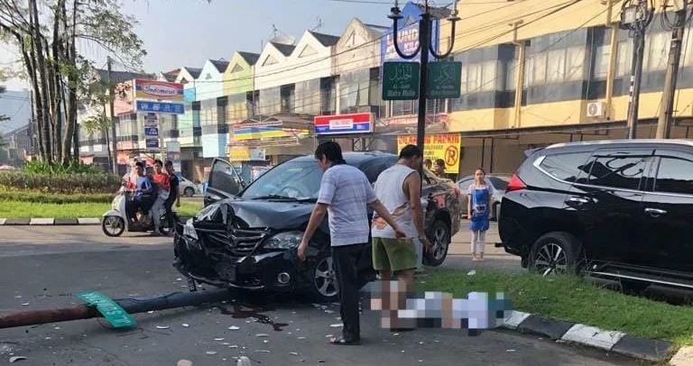 Kondisi kendaraan mobil menabrak pesepeda hingga tewas di area Bintaro, Kecamatan Pondok Aren, Kamis (16/3).