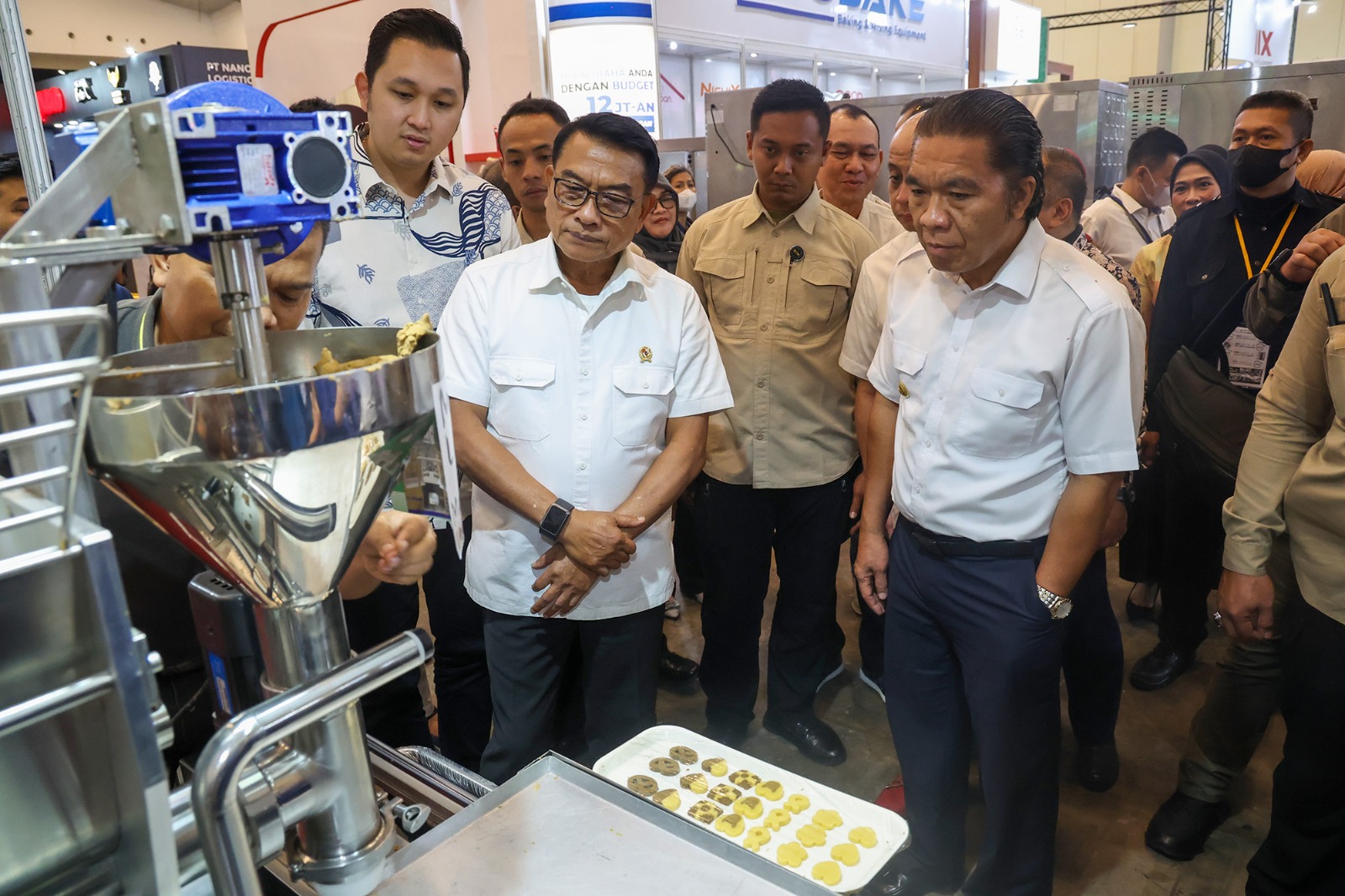 Pj Gubernur Banten Al Muktabar bersama Ketua KSP Moeldoko saat meninjau stand pada pameran Allfood Indonesia 2023 di ICE. (Foto : Humas Pemprov)