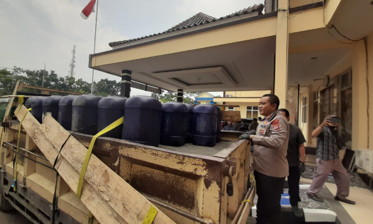 Polisi Ciduk AL Yang Bisnis Jual Beli BBM Bersubsidi (Foto : Istimewa)