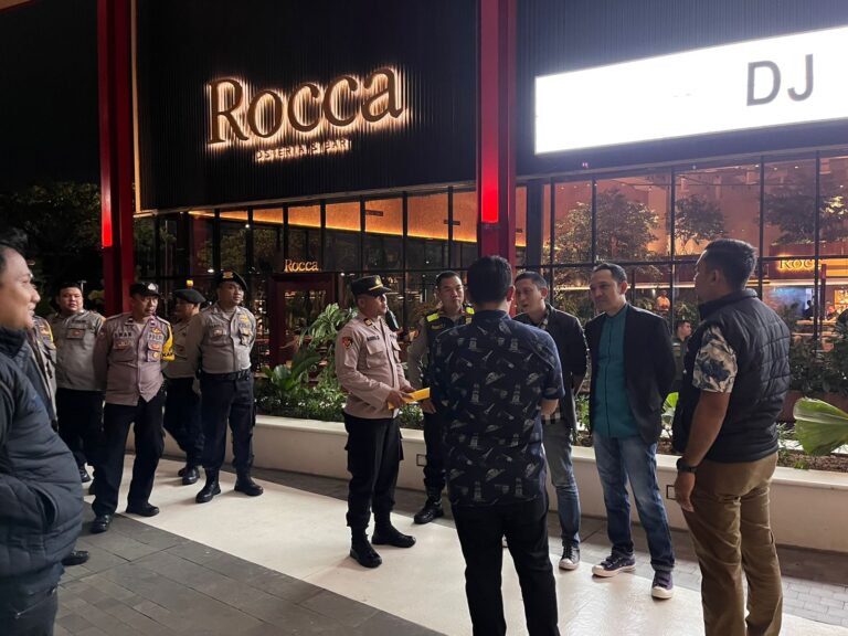 Polres Warning Tempat Hiburan Malam Patuhi Aturan Ramadan Polres Tangsel menggelar operasi ke tempat hiburan malam di wilayah hukum Polres Tangsel, Sabtu (18/3) dini hari. Operasi tersebut merupakan himbauan kepada pemilik tempat hiburan malam untuk mentaati aturan selama Ramadan. (Foto: Idral Mahdi)