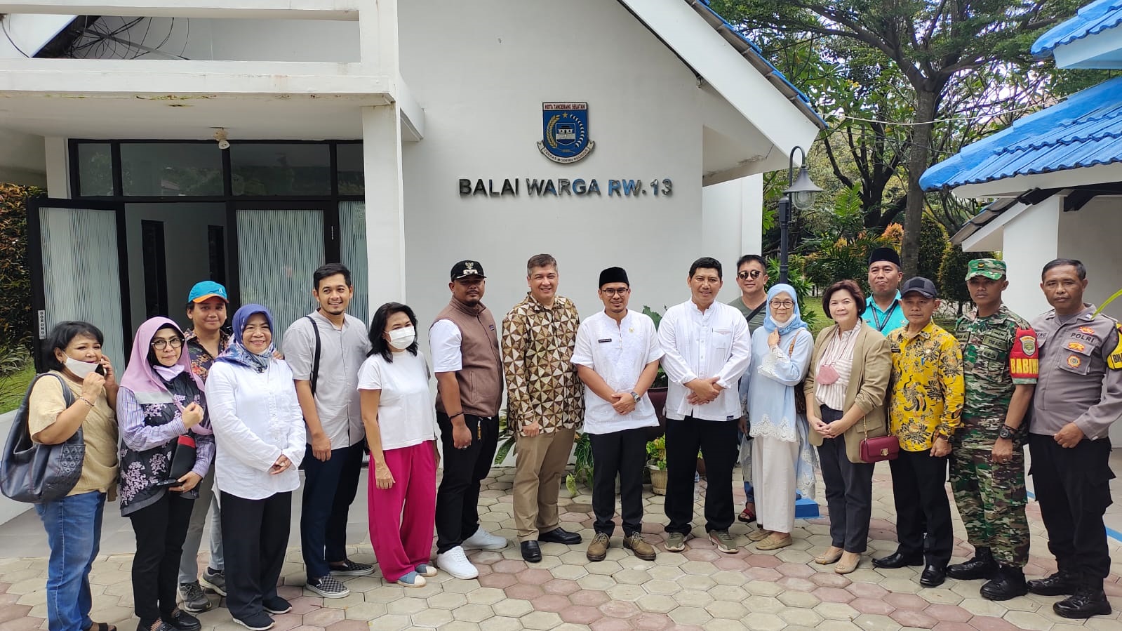 Posyandu Prima Bakal Dibangun Di Villa Cinere Mas Warga Villa Cinere Mas menyambut kedatangan Wakil Wali Kota Tangsel Pilar Saga Ichsan saat mengunjungi balai warga serta peninjauan titik rencana pembangunan posyandu prima.