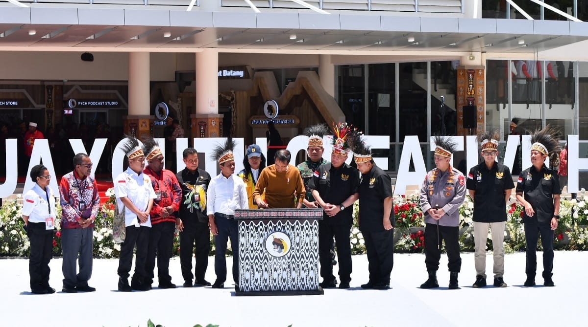 Potensi Generasi Muda Papua Luar Biasa, Jokowi Fasilitasi Dengan Gedung PYCH Presiden Jokowi saat meresmikan gedung PYCH di Jayapura, Papua. (Foto : Setpres)