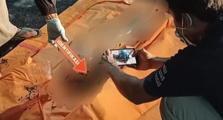 Potongan Kaki Kiri Korban Mutilasi Di Bogor, Tersangkut di Aliran Sungai Cimanceuri Cikupa (Foto : Istimewa)