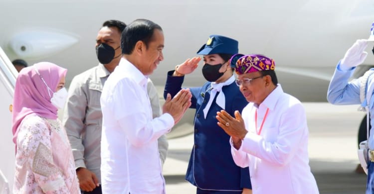 Presiden Jokowi ditemani Ibu Negara Iriana saat tiba di Bali disambut Gubernur Bali I Wayan Koster. (Ist)