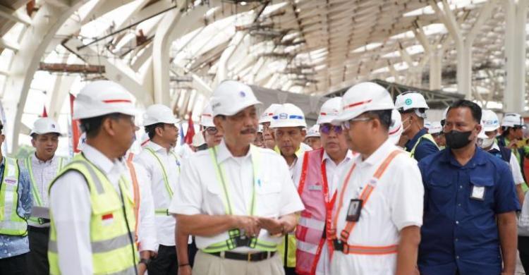 Menko Marves Luhut Binsar Pandjaitan (tengah) bersama Dirut KCIC Dwiana Slamet Riyadi (kanan), usai menjajal integrasi KCJB dan LRT Jabodebek, Jumat (31/3). (Ist)