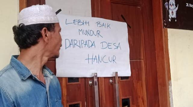 Puluhan Warga Protes Menuntut Mundur Kades H Terkait Vedio Hot (Ist)
