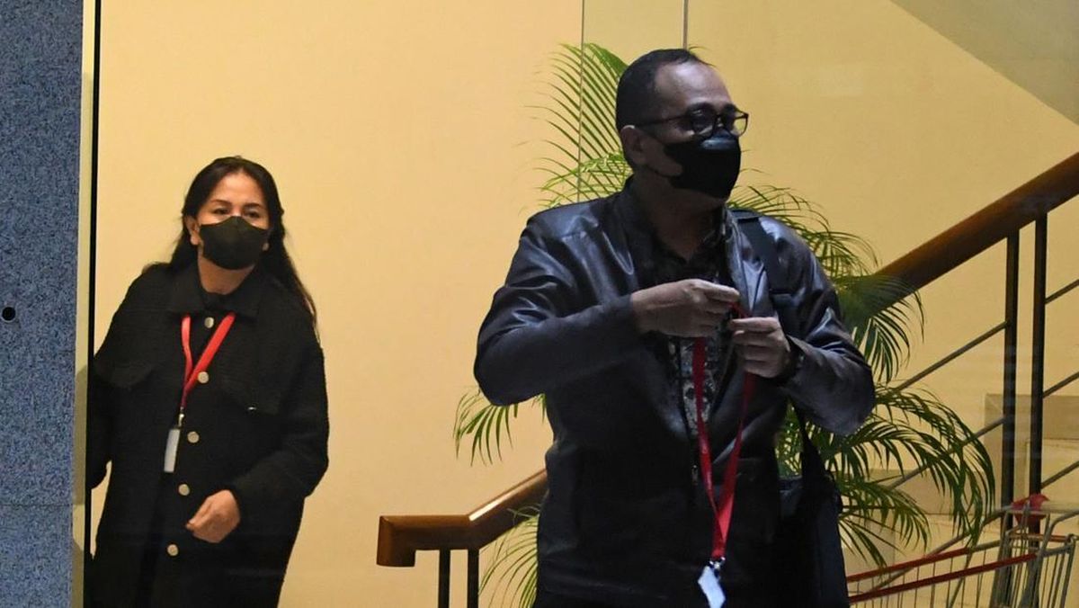 Rafael Alun Klaim Tak Terima Gratifikasi, KPK: Bantahan Tersangka Hal Biasa Rafael Alun dan Istrinya saat berada di Gedung KPK. (Ist)