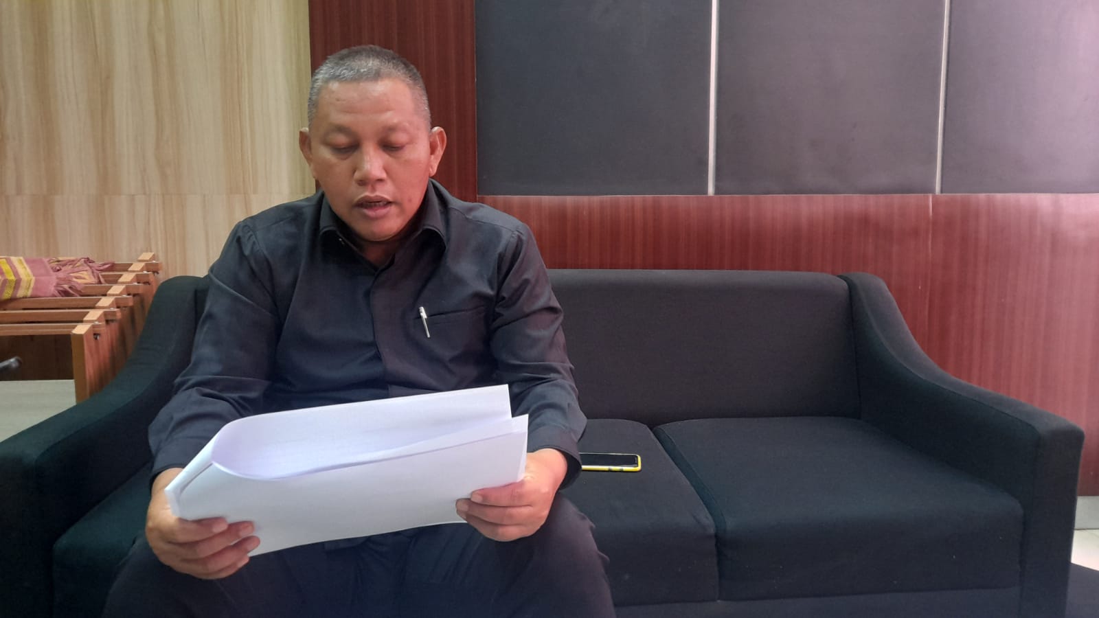 Ketua Pansus Raperda Raperda Bangunan Gedung Muhammad Azis saat memberikan keterangan Pers terkait rapat penyemepurnaan Raperda Raperda Bangunan Gedung di DPRd Kota Tangsel, Kamis (30/3).