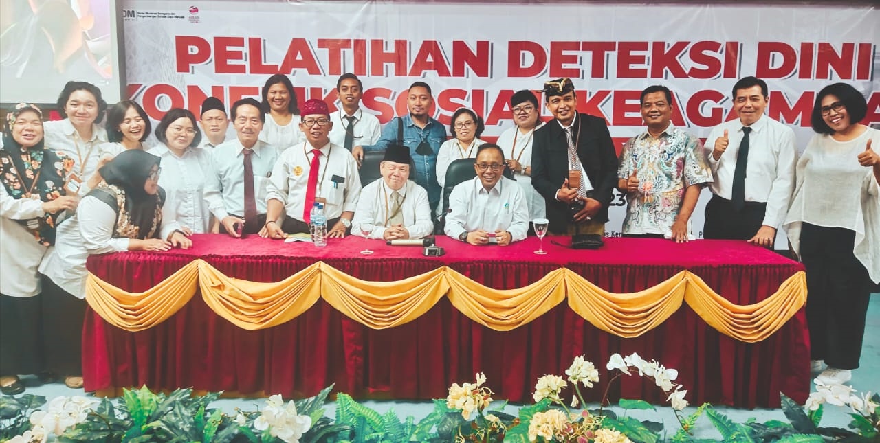 Ratusan Peserta Dibekali Analisa Deteksi Dini Konflik Sosial Dan Agama Ketua FKUB Tangsel Fachruddin Zuhri (duduk depan kiri) dan peserta Angkatan XII mendapat kehormatan foto bersama dengan Staf Ahli Menteri Agama RI sekaligus narasumber, usai menerima materi.