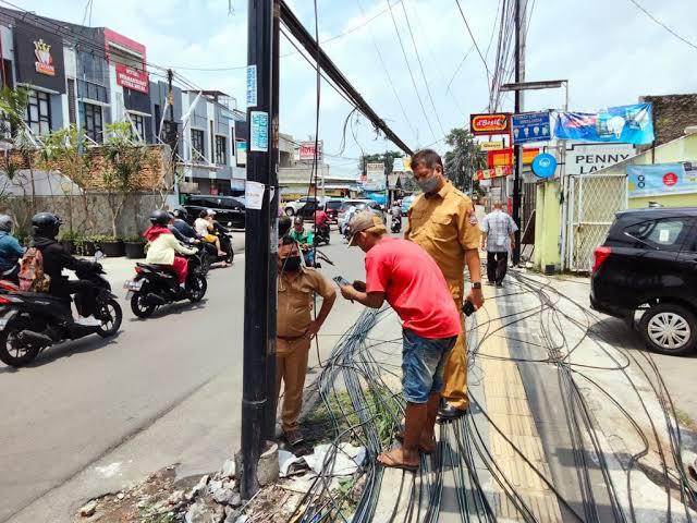 Pemerintah Kota (Pemkot) Tangsel akan melakukan relokasi kabel internel yang sanagt semrawut. Relokasi dilakukan ke dalam tanah. Dan rencananya akan dikenakan retribusi daerah dalam penanaman kabel tersebut. (Ist)