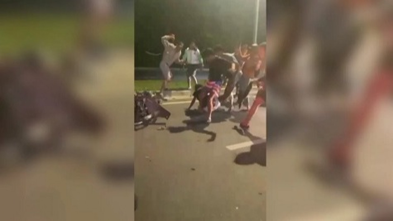 Remaja Luka-luka Dikeroyok Di Graha Raya Bintaro Cuplikan video viral seorang remaja dikeroyok di kawasan Garaha Raya Bintaro, Serpong Utara. (foto: Ist)