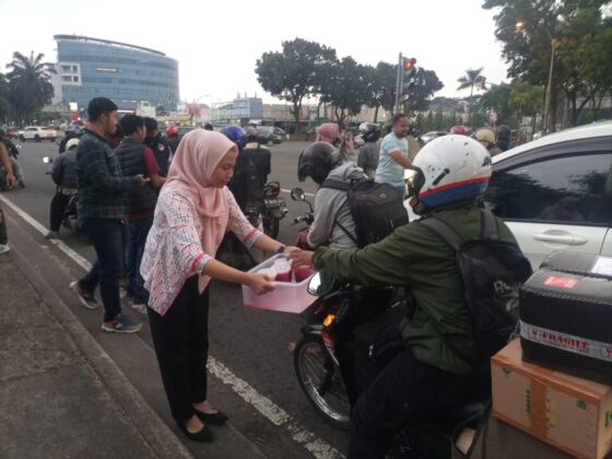 Sat Narkoba Polres Tangsel Berbagi Takjil Satnarkoba Polres Tangsel tengah melakukan kegiatan Ramdan Berbagi, denganc ara berbagi takjil kepada pengendara di Jalan Prometer, Serpong. (Ist)