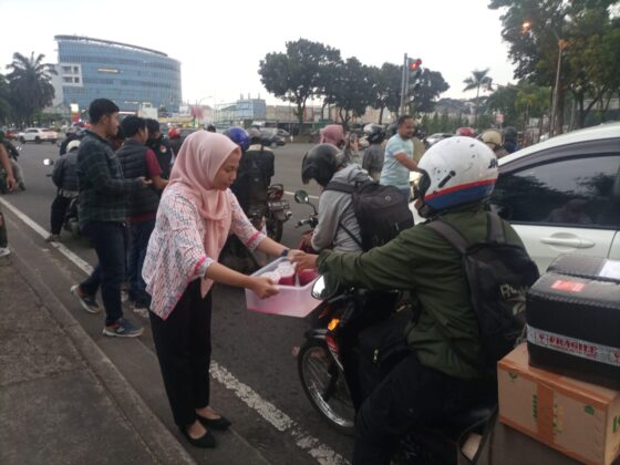 Satnarkoba Polres Tangsel tengah melakukan kegiatan Ramdan Berbagi, denganc ara berbagi takjil kepada pengendara di Jalan Prometer, Serpong. (Ist)