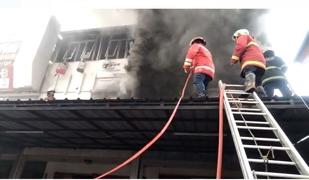 Si Jago Merah Amuk 2 Ruko, 3 Petugas Damkar Luka-luka Cuplikan video detik-detik petugas pemadam kebakaran terjatuh saat memadamkan api di ruko yang terbakar.