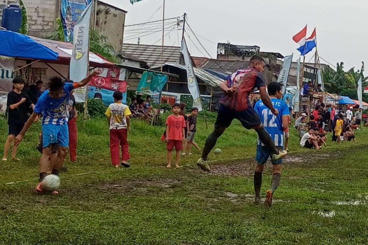 Si Kuda Hitam Delano FC Tembus 8 Besar Kapten Delano FC, Boday melepaskan tendangan saat menghadapi Diklat Pakujaya.(Foto: dok/Panitia Bina Jaya Cup).