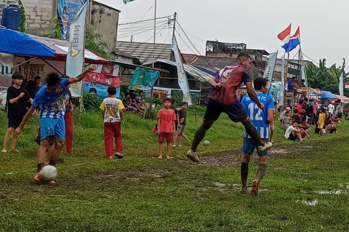 Kapten Delano FC, Boday melepaskan tendangan saat menghadapi Diklat Pakujaya.(Foto: dok/Panitia Bina Jaya Cup).