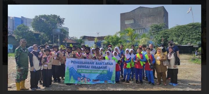 Siswa siswi SDN 02 Serpong hijaukan bantaran Sungai Cisadane, Serpong Kota Tangsel.