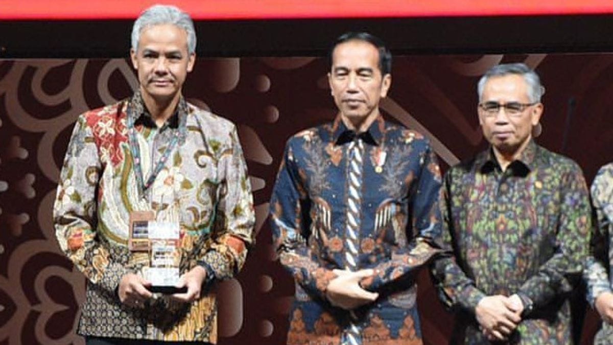 Survei Indikator: Ganjar Unggul Dalam Simulasi 3 Nama, Ada Efek Endorse Jokowi foto : Setpres