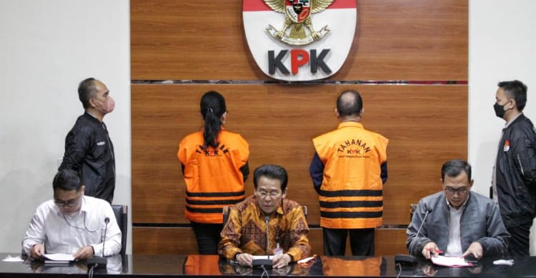 Tersangkakan Bupati & Anggota DPR Dari NasDem Bupati Kapuas dan Istrinya ketika berada di kantor KPK. (Ist)