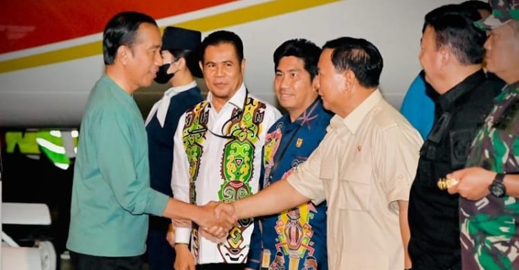 Presiden Jokowi setibanya di Papua disambut oleh Menteri Pertahanan Prabowo Subianto. (foto : Setpres)